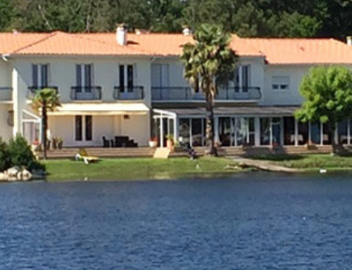 Façade hôtel-restaurant la caravelle (biscarrosse)